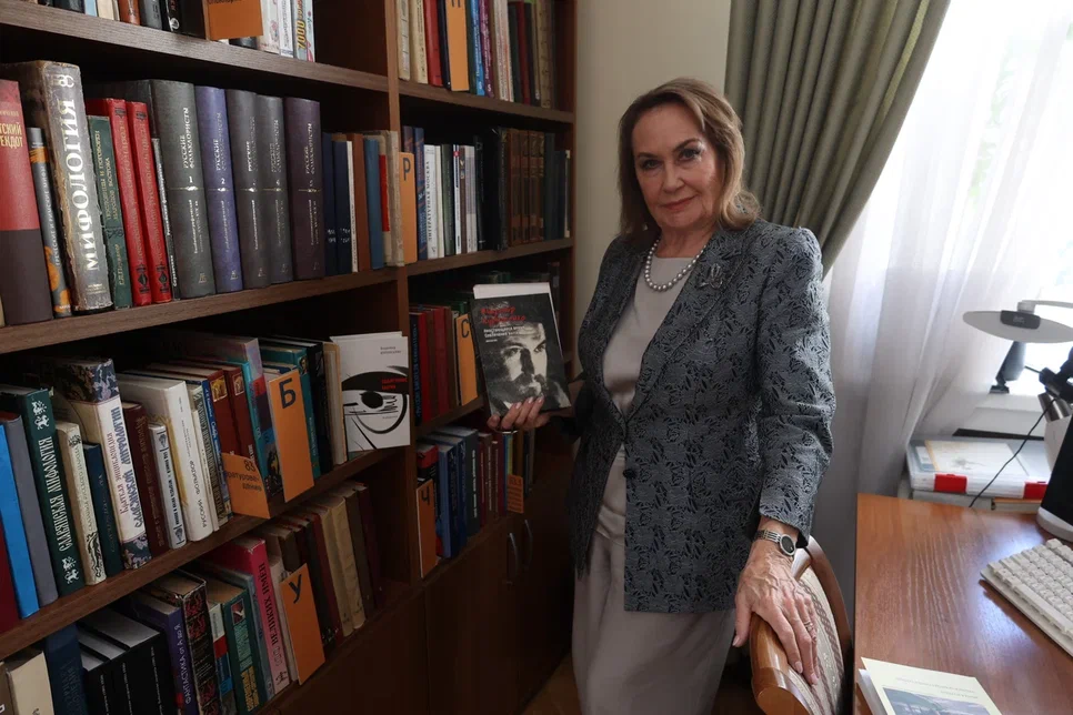 Нина Литварь — сестра писателя Владимира Курносенко, его литературный агент.