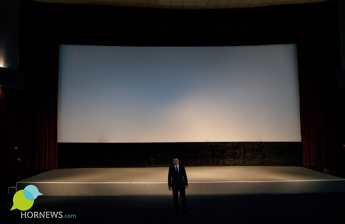 Антон уверен, что в его кинотеатре самый большой экран в УрФО - 15 на 7 метров 