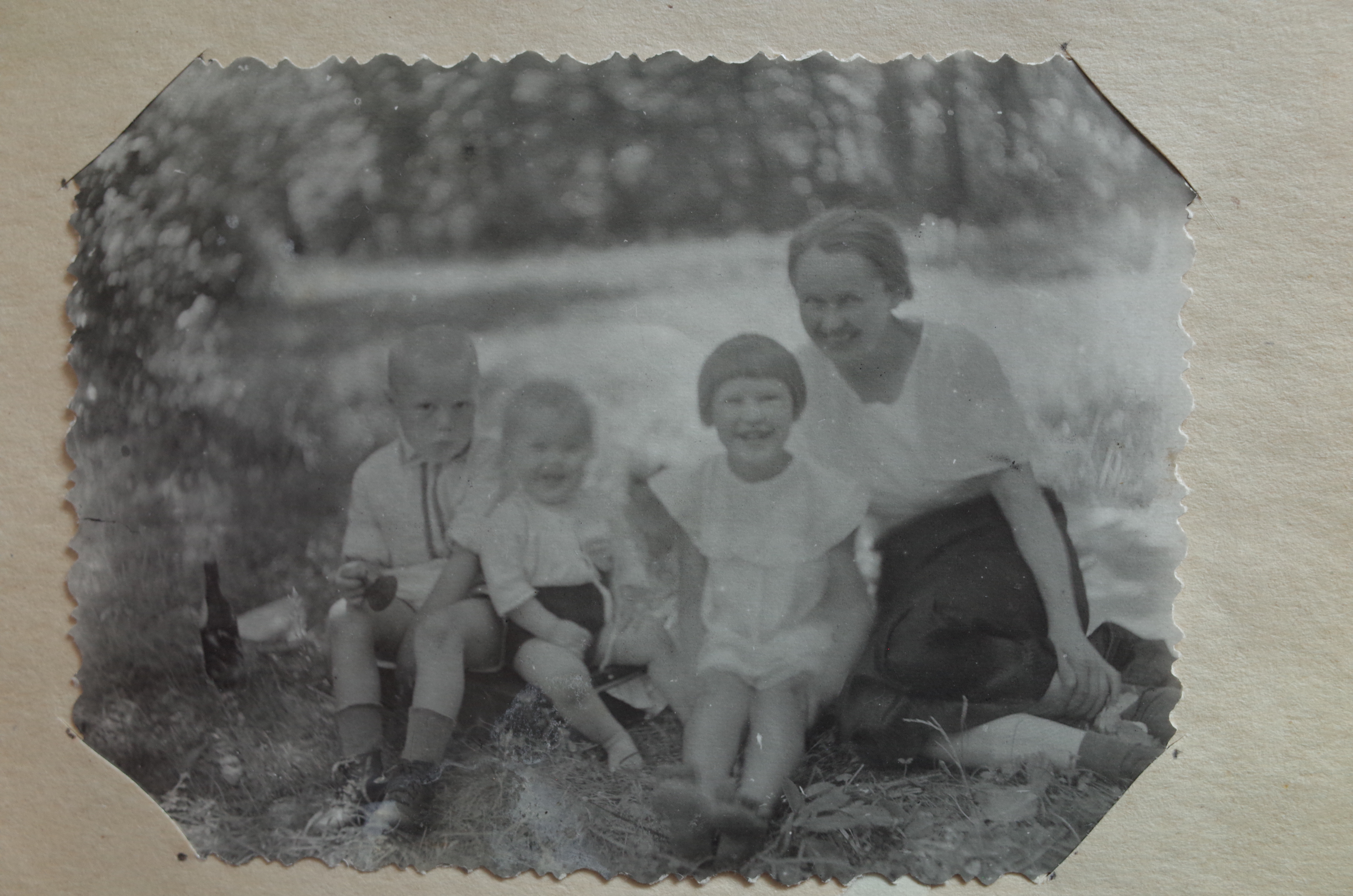Семья Макаровых во время войны: Вова, брат Женя, сестра Аля и мама Елена