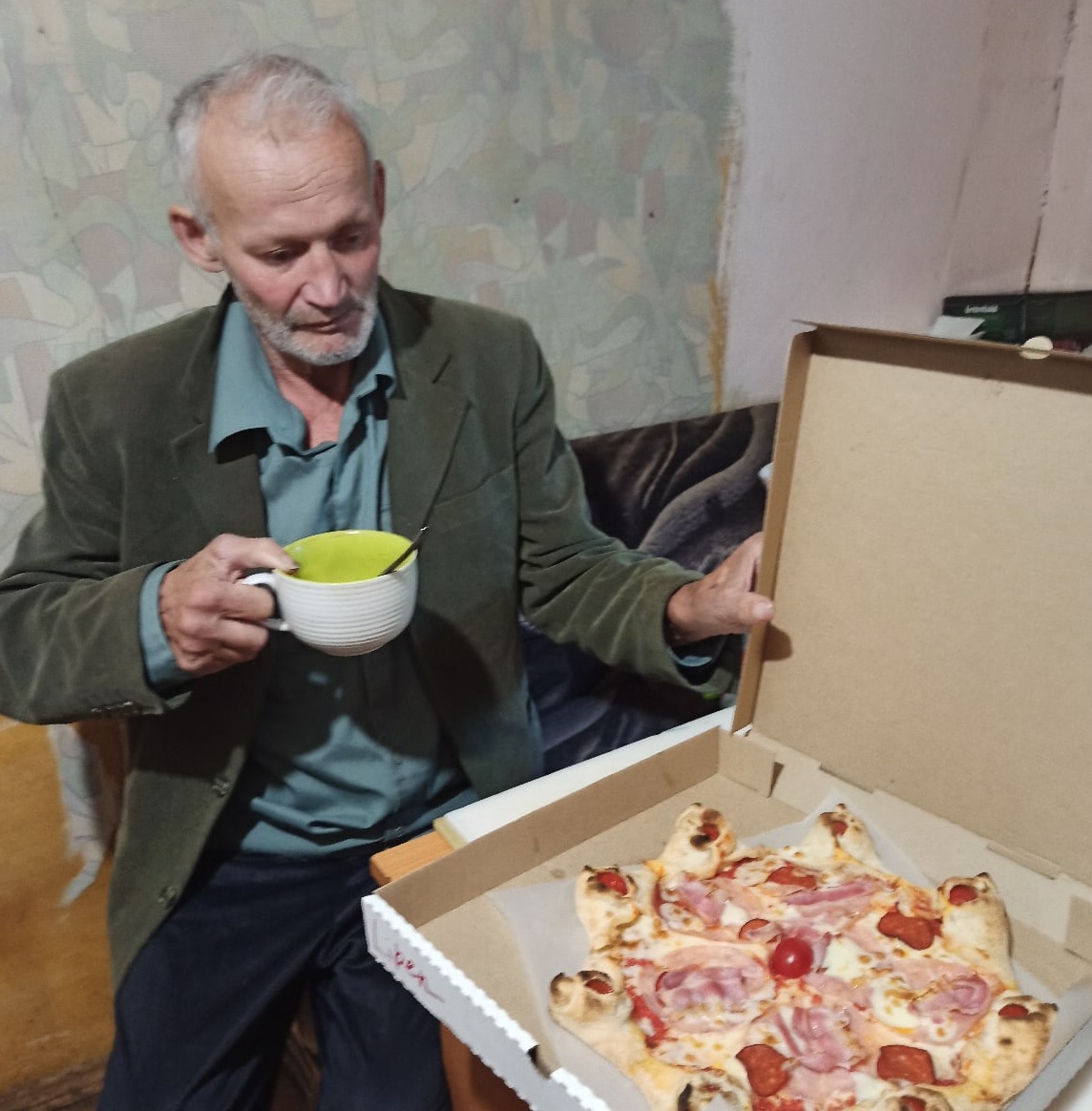 По случаю выписки Василию подарили пиццу 