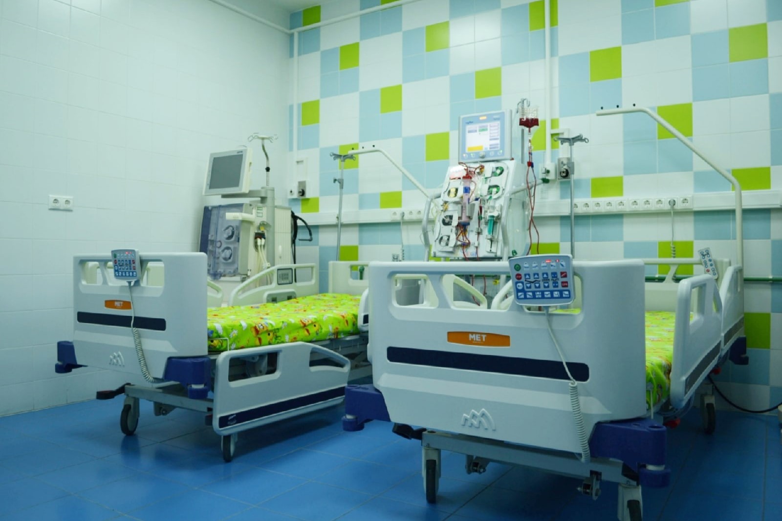 Во втором детском отделении реанимации есть специальный зал гемодиализа, но чаще аппарат привозят в палату к ребенку -- там детям спокойнее