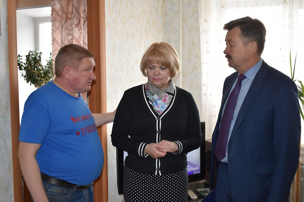 Николай Безручко вместе с министром социальных отношений Татьяной Никитиной и заместителем главы Копейска Владимиром Бисеровым. 