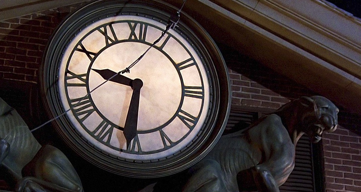 Часы обратно в магазин. Назад в будущее часы. Назад в будущее часы на башне. Назад в будущее башня с часами. Часы из назад будущего.
