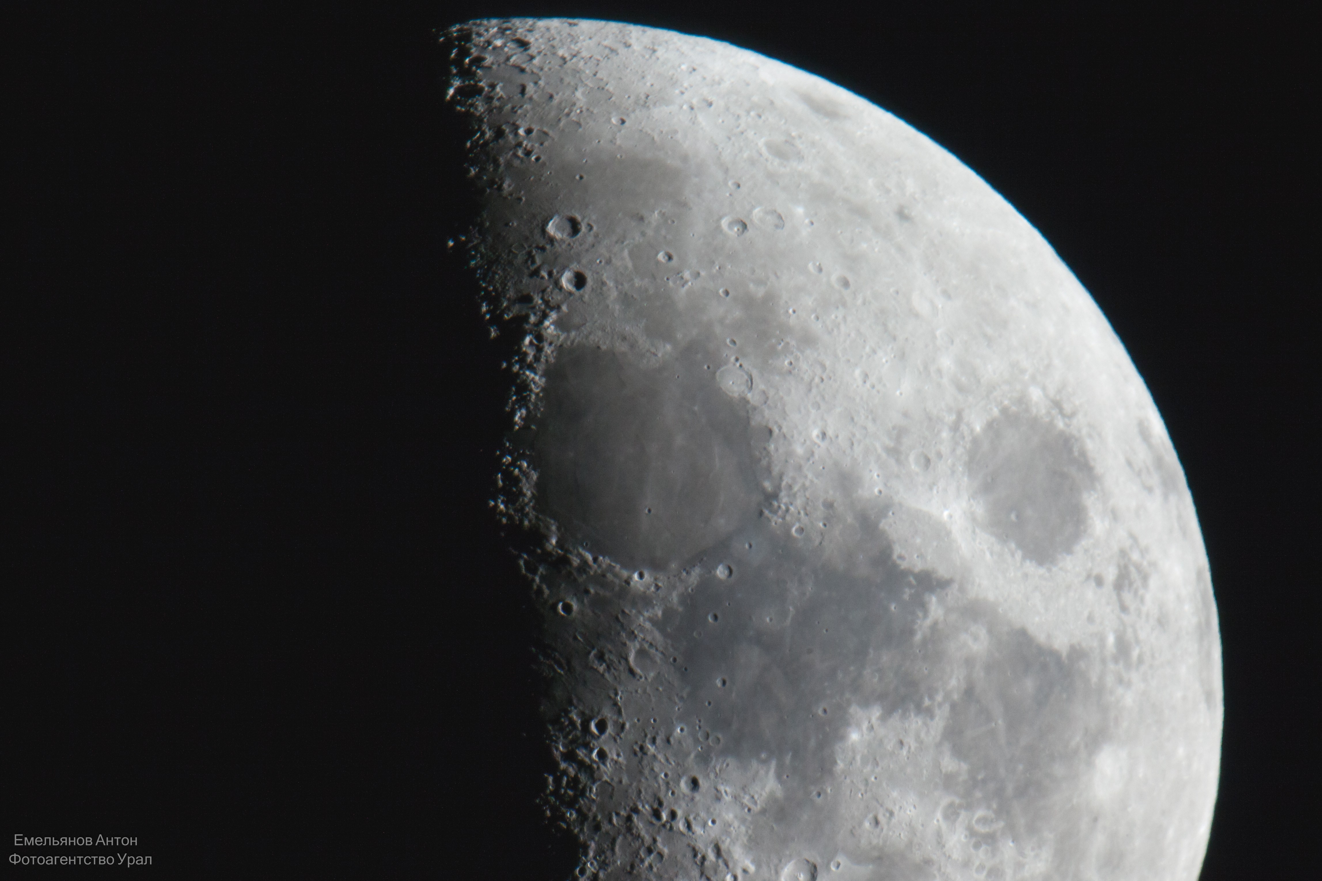 Moon leak. Луна в рефрактор 90мм. Любительские снимки Луны. Поверхность Луны. Луна в телескоп.